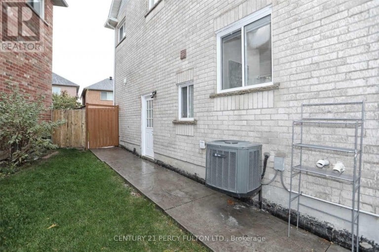 9 VALLEYPARK CRESCENT, Brampton (Fletcher's Meadow), Ontario, L7A1X8