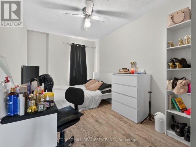 4 EVELYN WIGGINS DRIVE, Toronto (York University Heights), Ontario, M3J0G3