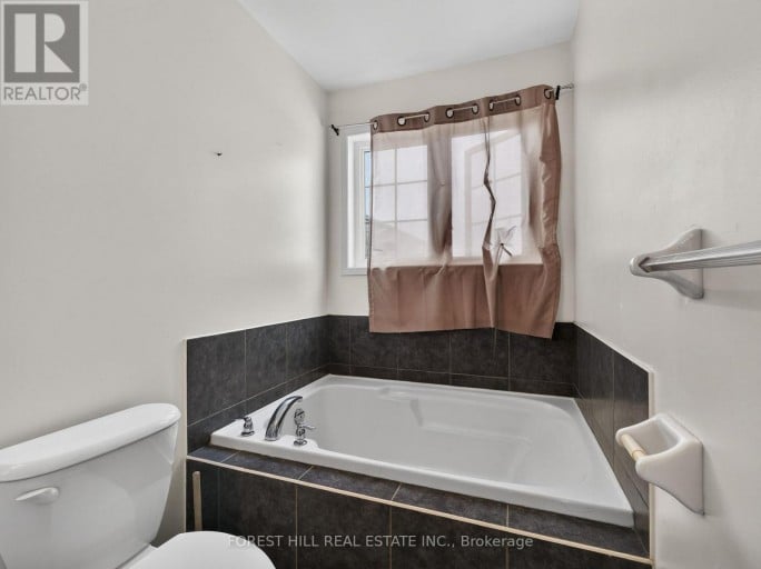 4 EVELYN WIGGINS DRIVE, Toronto (York University Heights), Ontario, M3J0G3