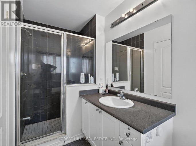 4 EVELYN WIGGINS DRIVE, Toronto (York University Heights), Ontario, M3J0G3