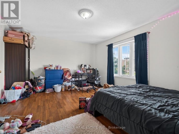 4 EVELYN WIGGINS DRIVE, Toronto (York University Heights), Ontario, M3J0G3