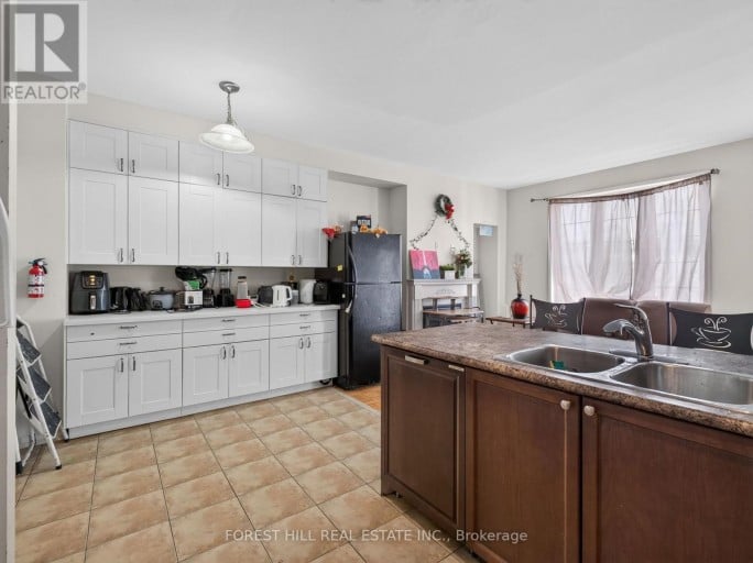 4 EVELYN WIGGINS DRIVE, Toronto (York University Heights), Ontario, M3J0G3