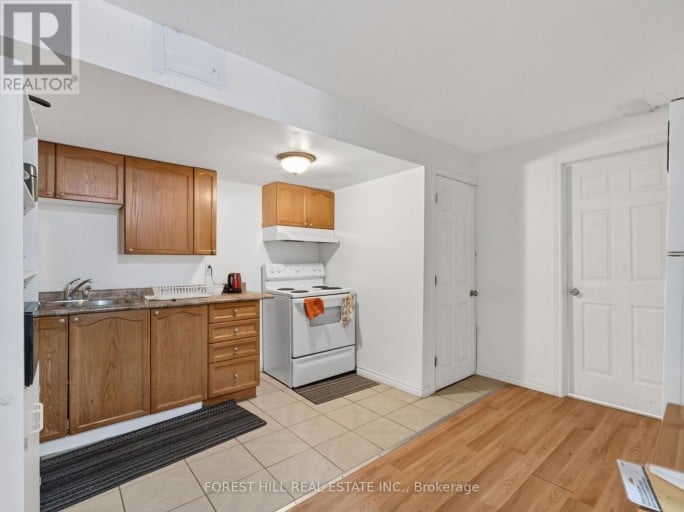 4 EVELYN WIGGINS DRIVE, Toronto (York University Heights), Ontario, M3J0G3