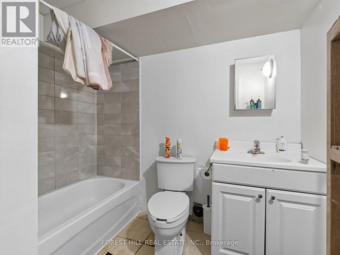 4 EVELYN WIGGINS DRIVE, Toronto (York University Heights), Ontario, M3J0G3