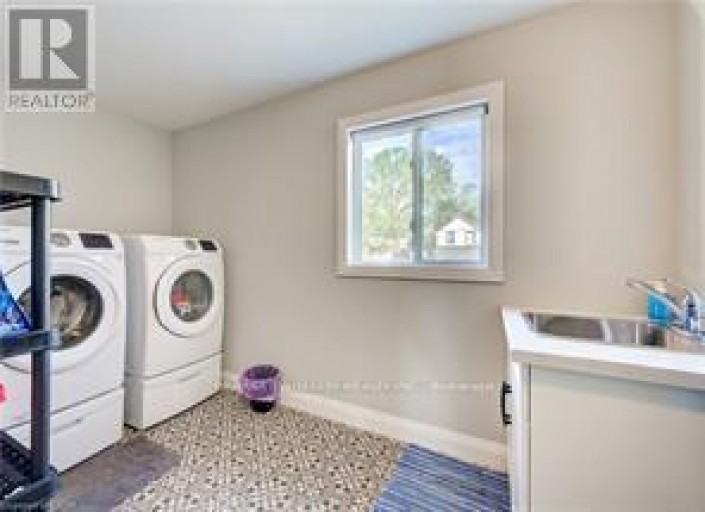 195 CHARLES STREET E, Ingersoll (Ingersoll - South), Ontario, N5C1K3