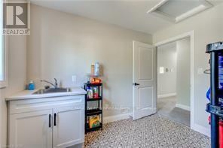 195 CHARLES STREET E, Ingersoll (Ingersoll - South), Ontario, N5C1K3