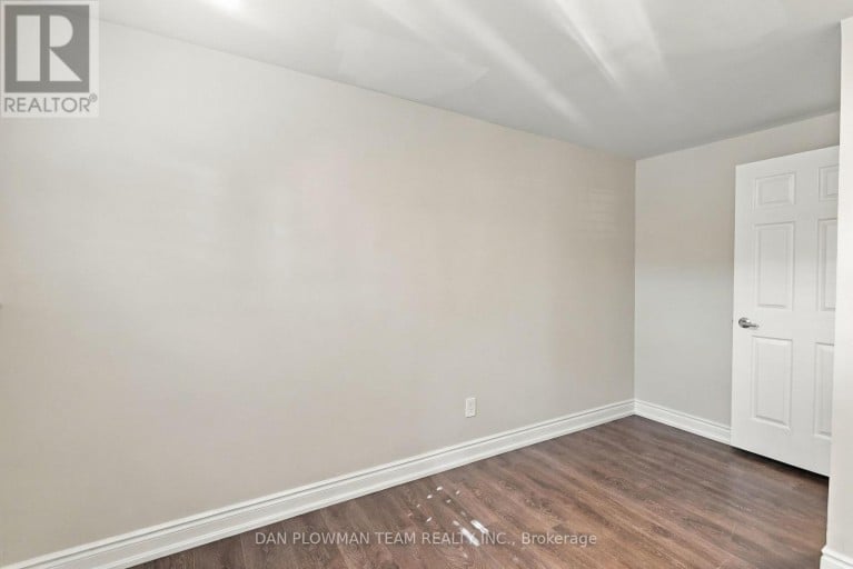 228 MEDINA COURT, Oshawa (Lakeview), Ontario, L1J7E1