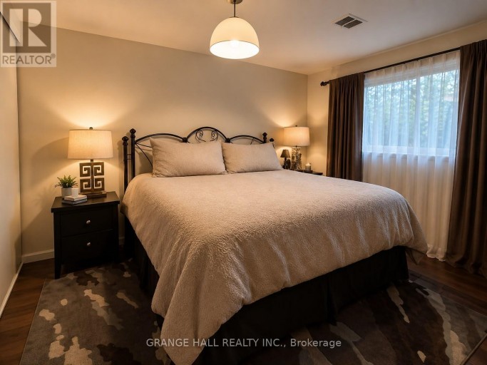 210 LLOYD MANOR ROAD, Toronto (Princess-Rosethorn), Ontario, M9B5K6