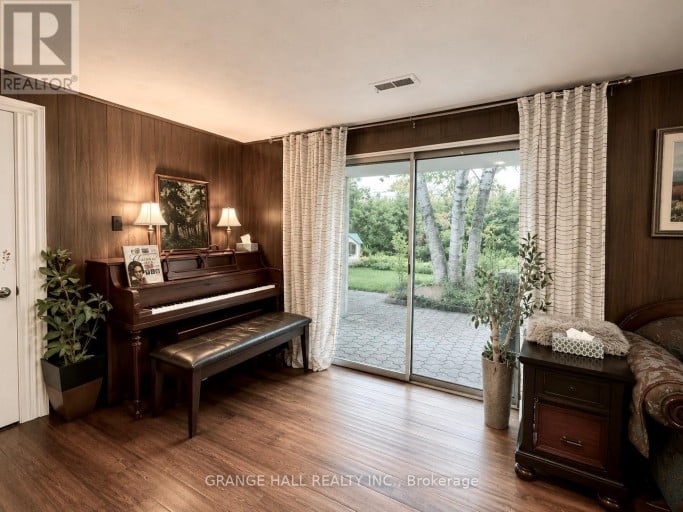 210 LLOYD MANOR ROAD, Toronto (Princess-Rosethorn), Ontario, M9B5K6