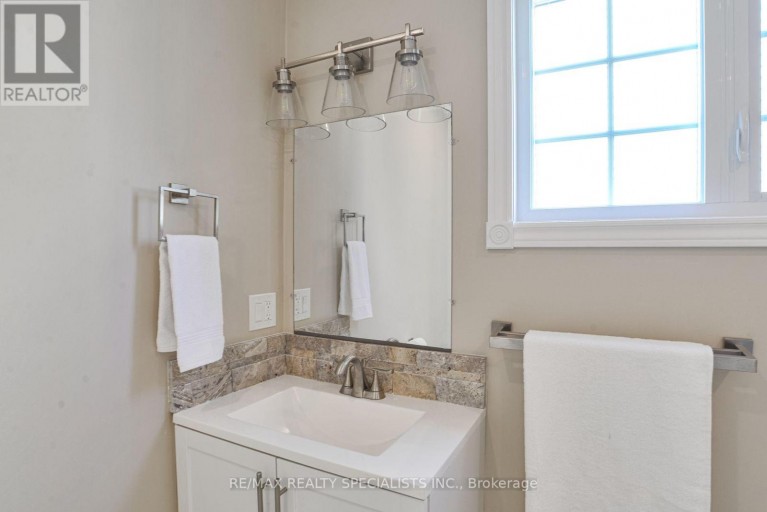 15 LANKIN AVENUE, Bracebridge (Monck (Bracebridge)), Ontario, P1L1Y4