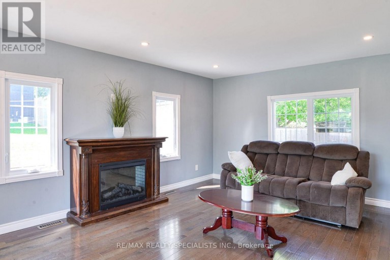 15 LANKIN AVENUE, Bracebridge (Monck (Bracebridge)), Ontario, P1L1Y4