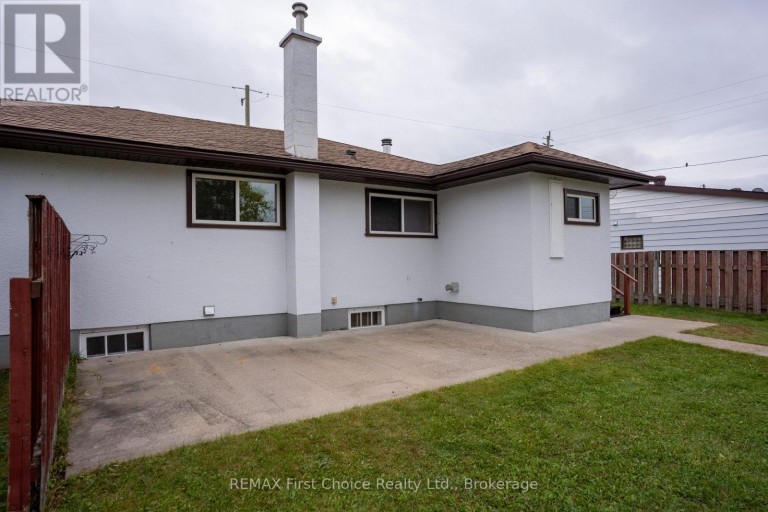 69 MATTHEWS ST. STREET, Thunder Bay (Shuniah), Ontario, P7A3K8