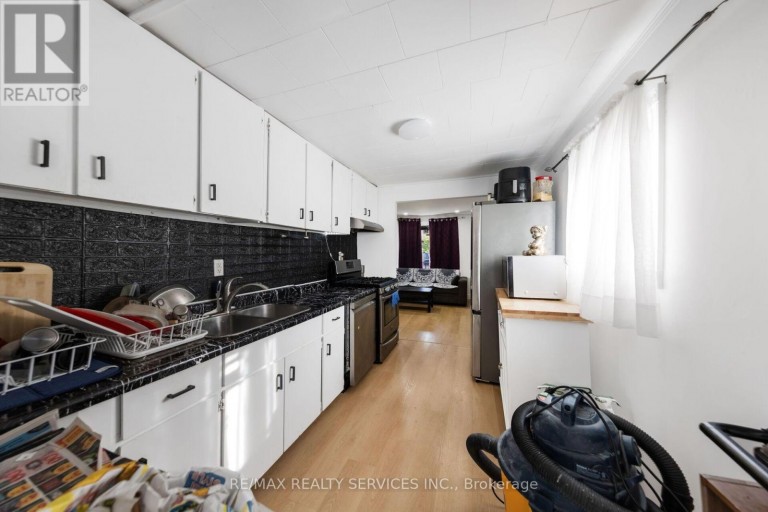 12 AJAX AVENUE, Welland (Lincoln/Crowland), Ontario, L3B4W8