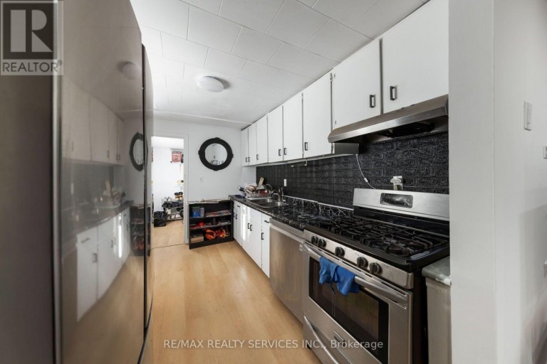 12 AJAX AVENUE, Welland (Lincoln/Crowland), Ontario, L3B4W8