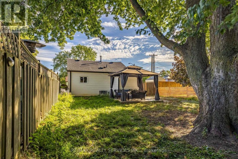 12 AJAX AVENUE, Welland (Lincoln/Crowland), Ontario, L3B4W8