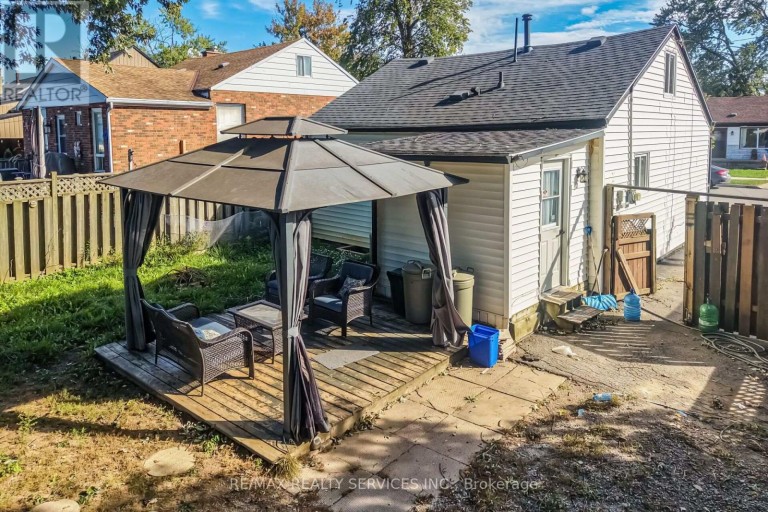 12 AJAX AVENUE, Welland (Lincoln/Crowland), Ontario, L3B4W8