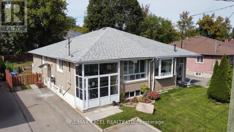 44 LINDSAY AVENUE, Newmarket (Bristol-London), Ontario, L3Y4N6
