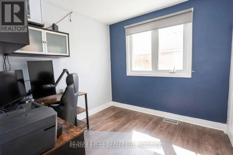 44 LINDSAY AVENUE, Newmarket (Bristol-London), Ontario, L3Y4N6