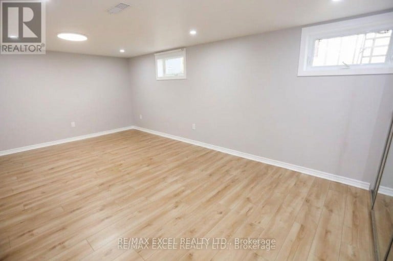 44 LINDSAY AVENUE, Newmarket (Bristol-London), Ontario, L3Y4N6