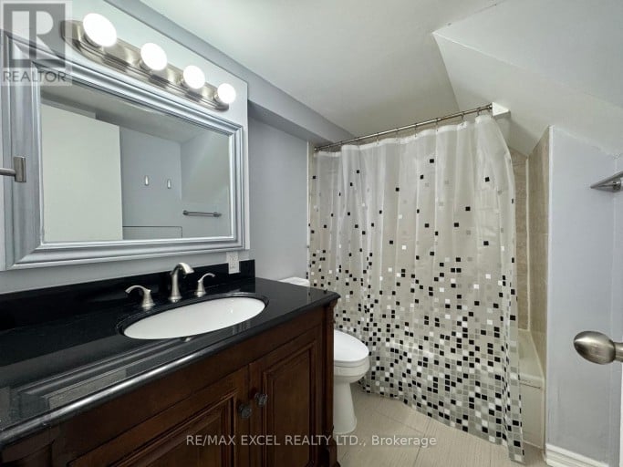 44 LINDSAY AVENUE, Newmarket (Bristol-London), Ontario, L3Y4N6