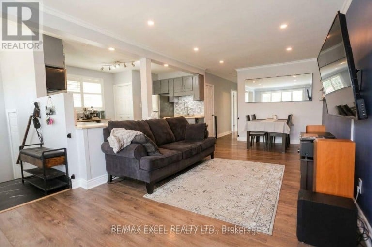 44 LINDSAY AVENUE, Newmarket (Bristol-London), Ontario, L3Y4N6
