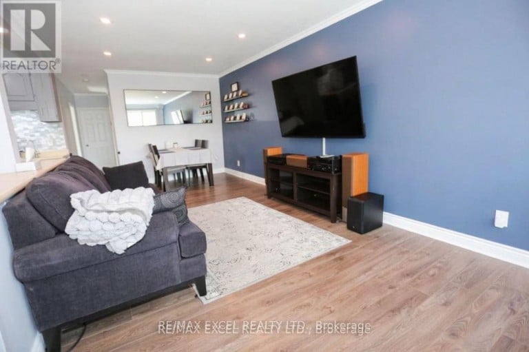 44 LINDSAY AVENUE, Newmarket (Bristol-London), Ontario, L3Y4N6