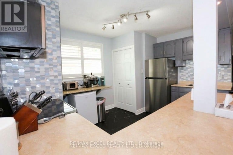 44 LINDSAY AVENUE, Newmarket (Bristol-London), Ontario, L3Y4N6