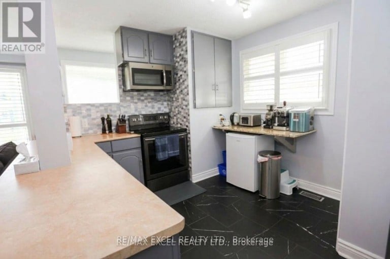 44 LINDSAY AVENUE, Newmarket (Bristol-London), Ontario, L3Y4N6