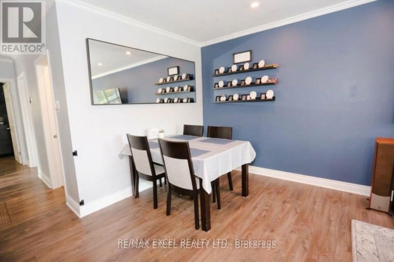 44 LINDSAY AVENUE, Newmarket (Bristol-London), Ontario, L3Y4N6