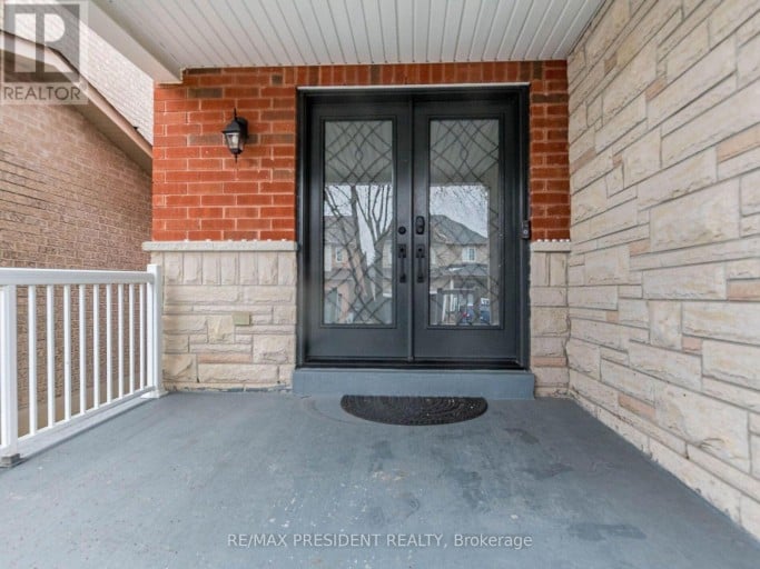 8 RIVER HEIGHTS DRIVE, Brampton (Bram East), Ontario, L6P2M9