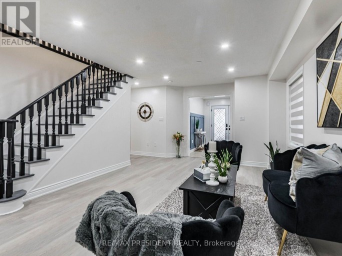 8 RIVER HEIGHTS DRIVE, Brampton (Bram East), Ontario, L6P2M9