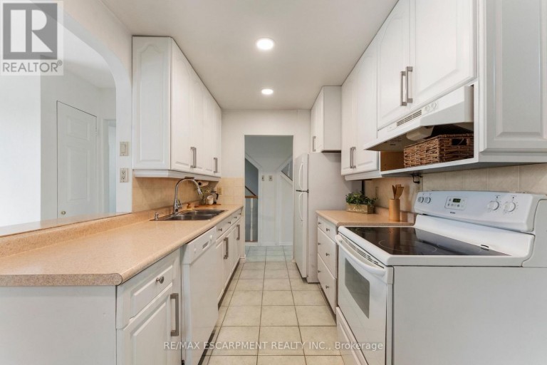 204 BIRCHCLIFFE CRESCENT, Hamilton (Berrisfield), Ontario, L8T4K9