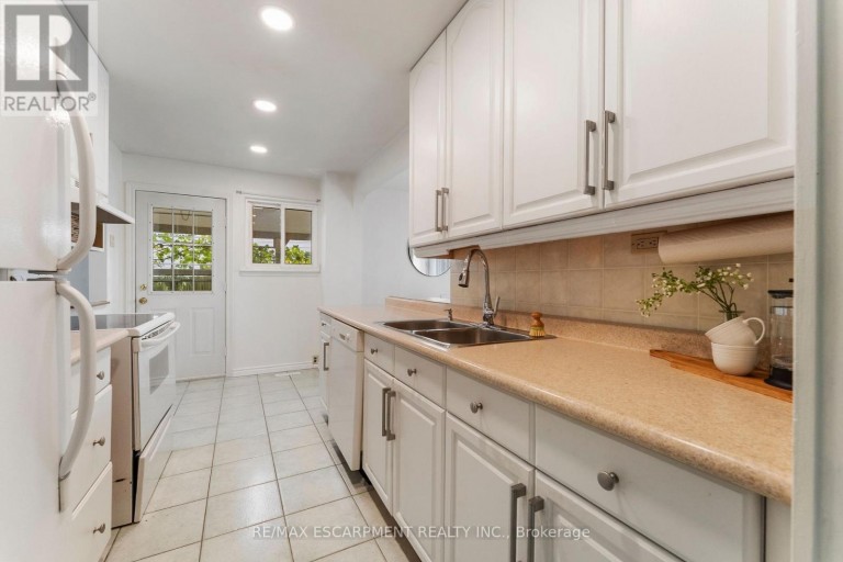 204 BIRCHCLIFFE CRESCENT, Hamilton (Berrisfield), Ontario, L8T4K9