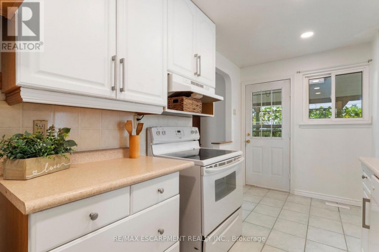 204 BIRCHCLIFFE CRESCENT, Hamilton (Berrisfield), Ontario, L8T4K9