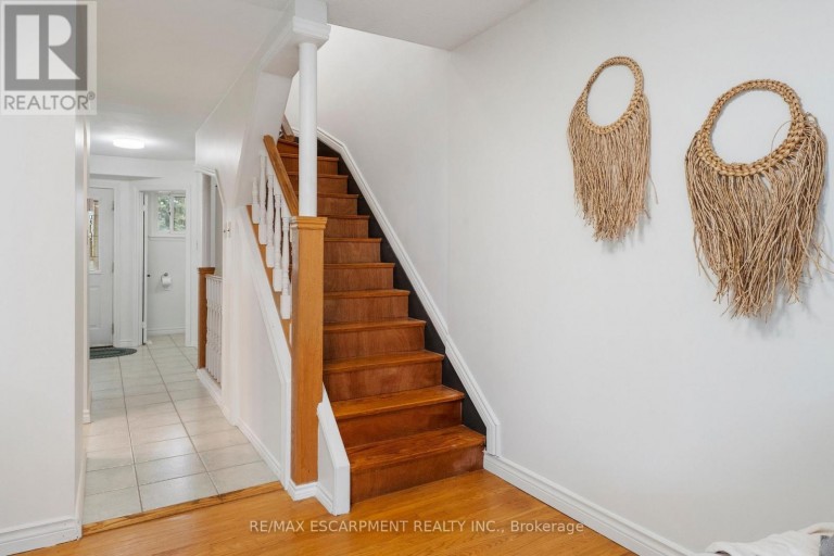204 BIRCHCLIFFE CRESCENT, Hamilton (Berrisfield), Ontario, L8T4K9