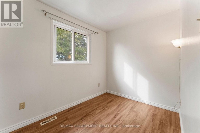 204 BIRCHCLIFFE CRESCENT, Hamilton (Berrisfield), Ontario, L8T4K9