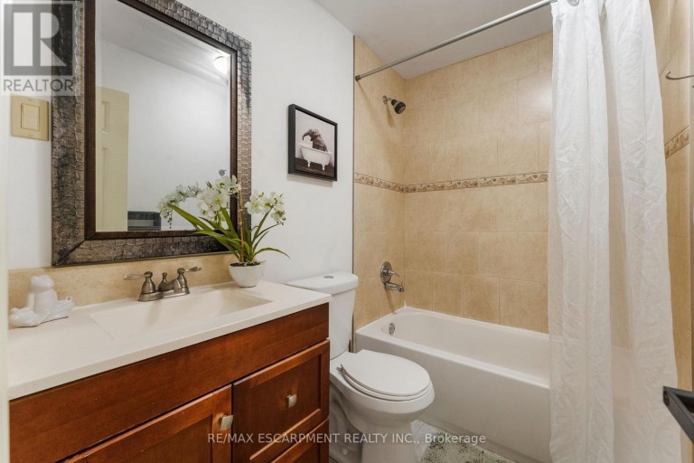 204 BIRCHCLIFFE CRESCENT, Hamilton (Berrisfield), Ontario, L8T4K9