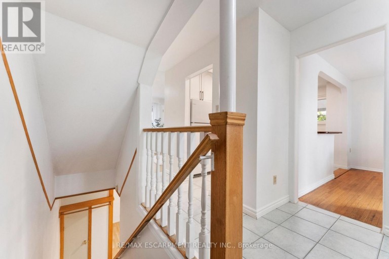 204 BIRCHCLIFFE CRESCENT, Hamilton (Berrisfield), Ontario, L8T4K9