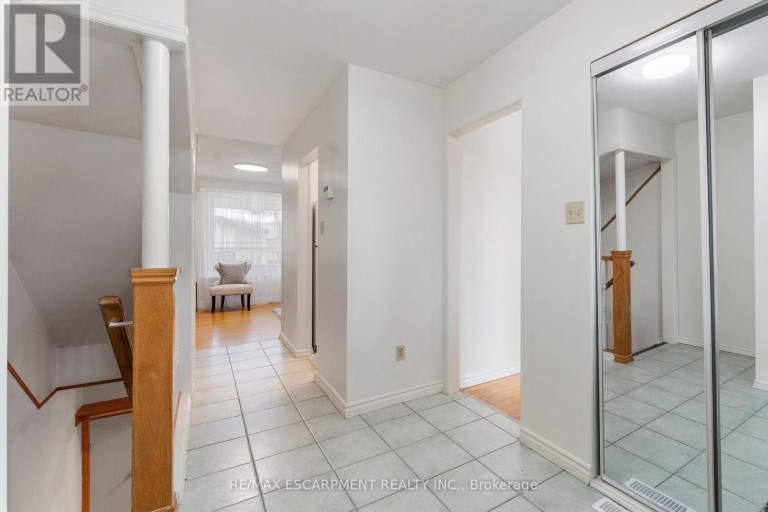 204 BIRCHCLIFFE CRESCENT, Hamilton (Berrisfield), Ontario, L8T4K9