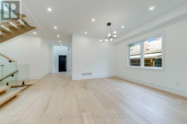 3 AMBER CRESCENT, Toronto (Maple Leaf), Ontario, M6L2R5