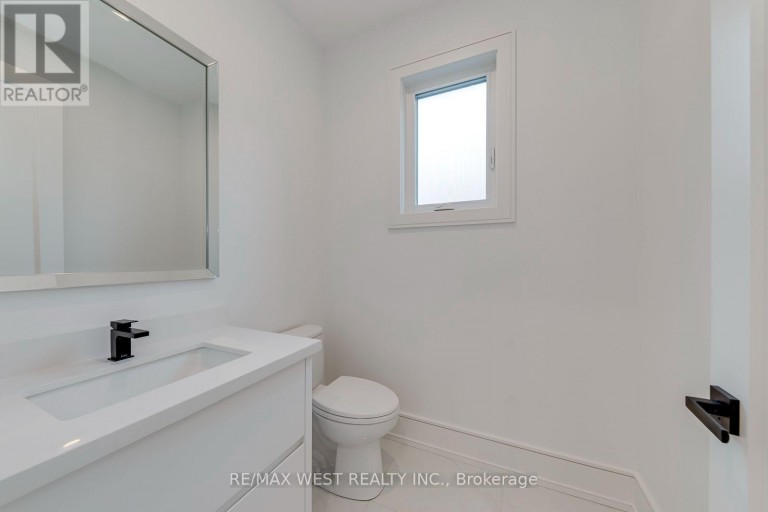 3 AMBER CRESCENT, Toronto (Maple Leaf), Ontario, M6L2R5