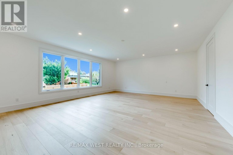 3 AMBER CRESCENT, Toronto (Maple Leaf), Ontario, M6L2R5