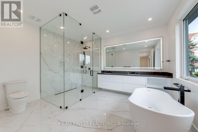 3 AMBER CRESCENT, Toronto (Maple Leaf), Ontario, M6L2R5