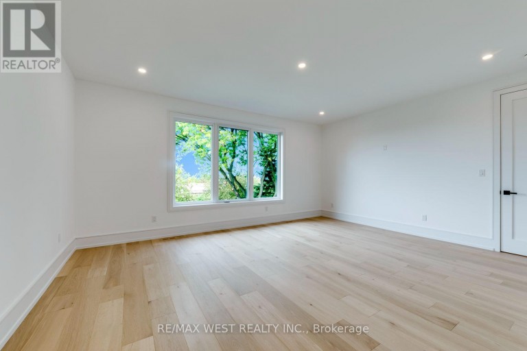 3 AMBER CRESCENT, Toronto (Maple Leaf), Ontario, M6L2R5