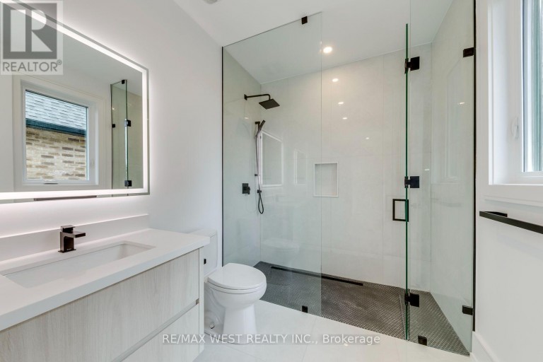 3 AMBER CRESCENT, Toronto (Maple Leaf), Ontario, M6L2R5