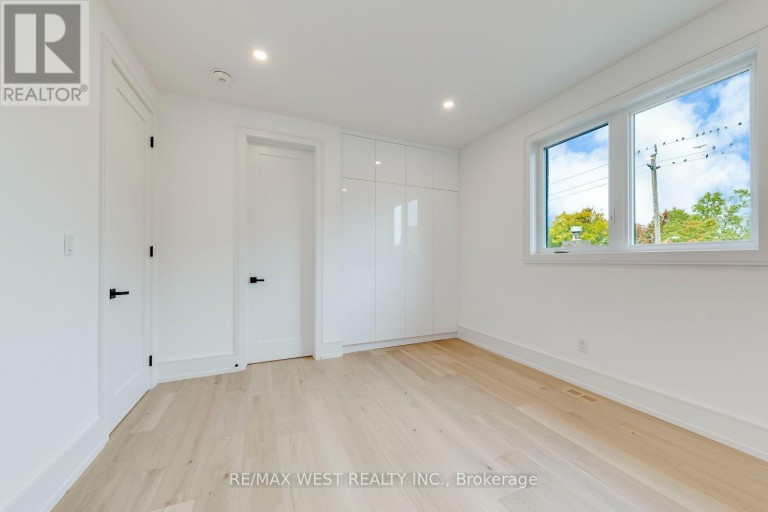 3 AMBER CRESCENT, Toronto (Maple Leaf), Ontario, M6L2R5