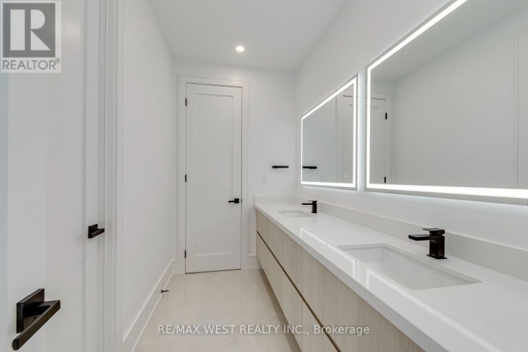 3 AMBER CRESCENT, Toronto (Maple Leaf), Ontario, M6L2R5