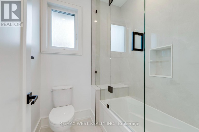 3 AMBER CRESCENT, Toronto (Maple Leaf), Ontario, M6L2R5