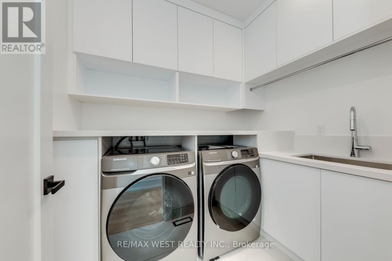 3 AMBER CRESCENT, Toronto (Maple Leaf), Ontario, M6L2R5