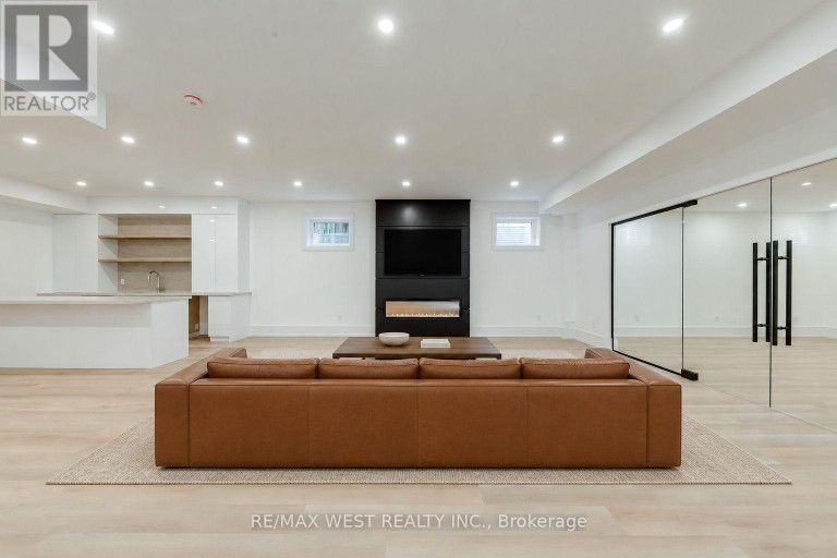 3 AMBER CRESCENT, Toronto (Maple Leaf), Ontario, M6L2R5